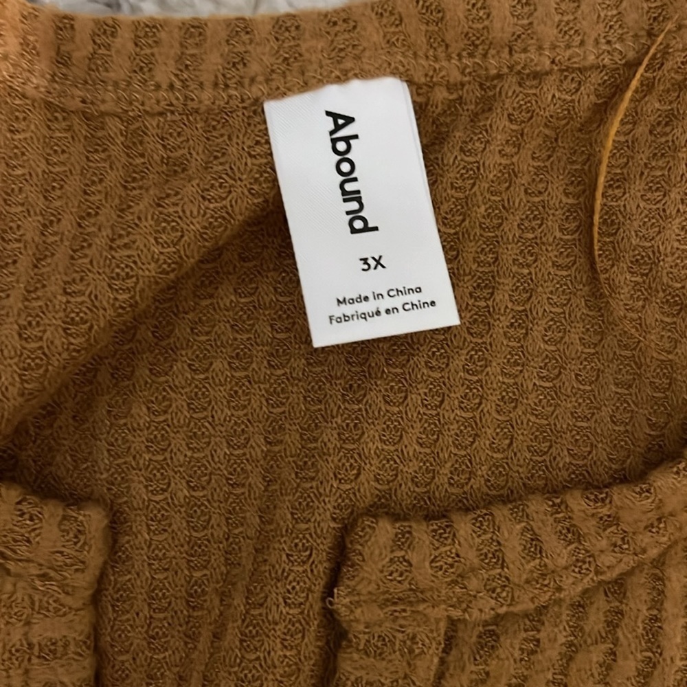 NWT: Sweater - Picture 4 of 4